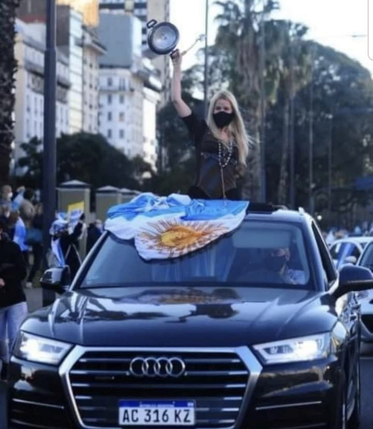 Quien Es La Mujer Que Protesto Contra El Gobierno En Un Audi Ventana Del Norte