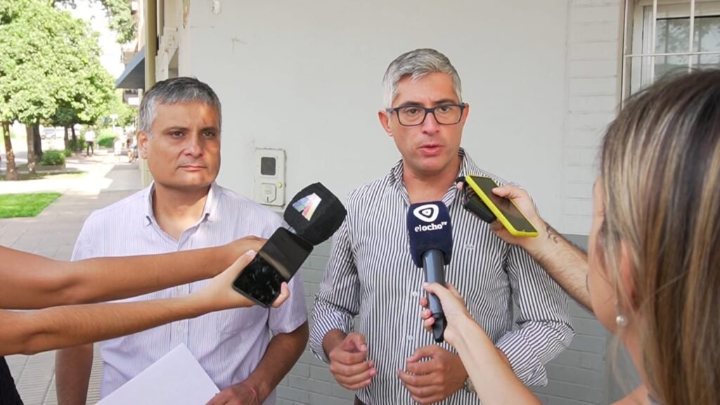 Los ediles radicales afirmaron que hubo una "puesta en escena" por parte de Marcelo Caponio y señalaron que la única política del gobierno para tener agua potable es "hacer la danza de la lluvia