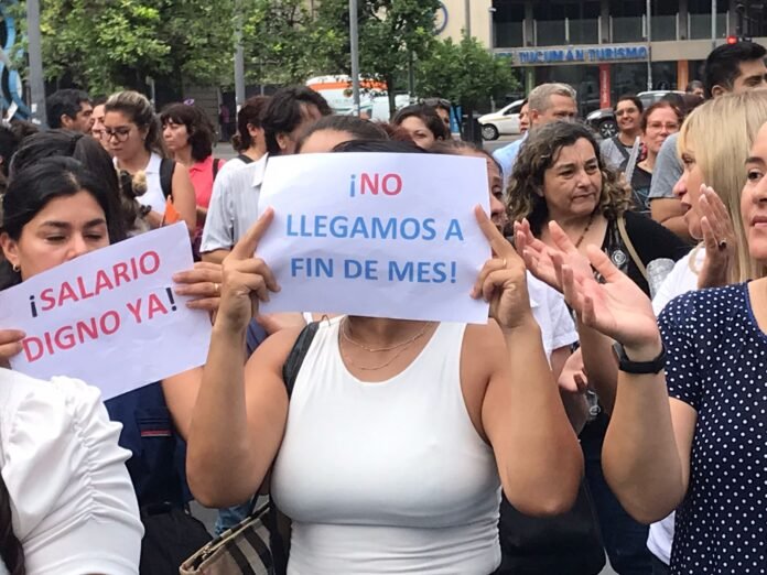 Protesta de docentes autoconvocados por al acuerdo salarial.